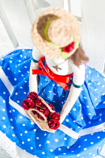 Lalka tyldy w niebieski spódnica i słomkowy kapelusz kosz z fl — Zdjęcie stockowe