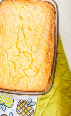 yeşil bir havlu seramik güveç formda süzme peynir