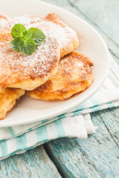 Cottage cheese pancakes on a white plate — Stock Photo, Image