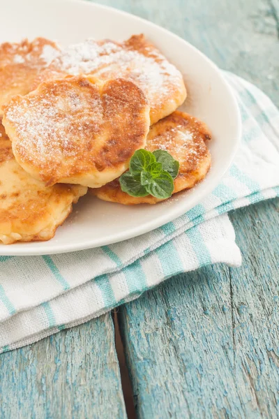 Cottage cheese pancakes on a white plate — Stock Photo, Image