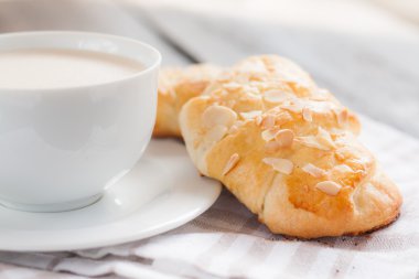 İki bademli kruvasan ve kapuçino fincan