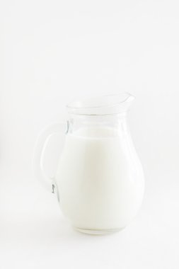 süt beyaz bir arka plan üzerinde tam şeffaf şişe
