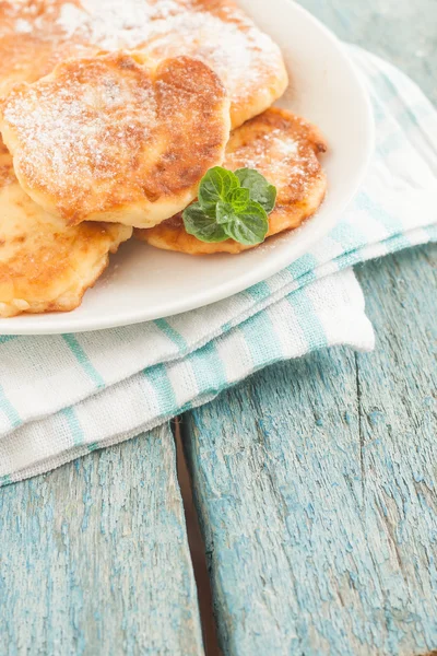 Cottage cheese pancakes on a white plate — Stock Photo, Image