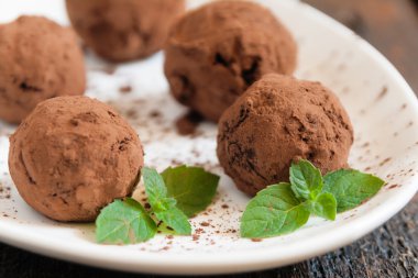 Kakao ve beyaz tabakta nane serpilir tatlı yer mantarı