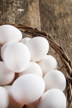 Ahşap arka plan üzerinde sepetinde tavuk yumurtası