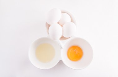 Çiğ beyaz ve sarısı ayrı ayrı tavuk ve bütün yumurta izole 