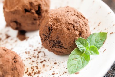 Kakao ve beyaz tabakta nane serpilir tatlı yer mantarı