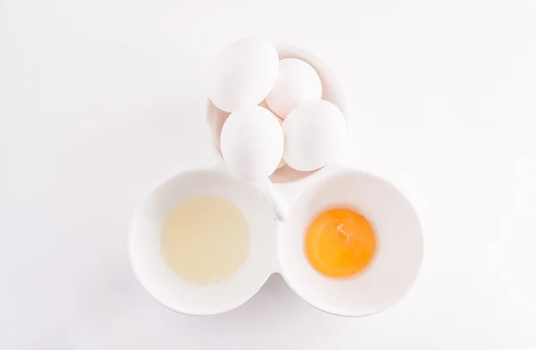 Frango branco cru e gema separadamente e ovos inteiros isolados — Fotografia de Stock
