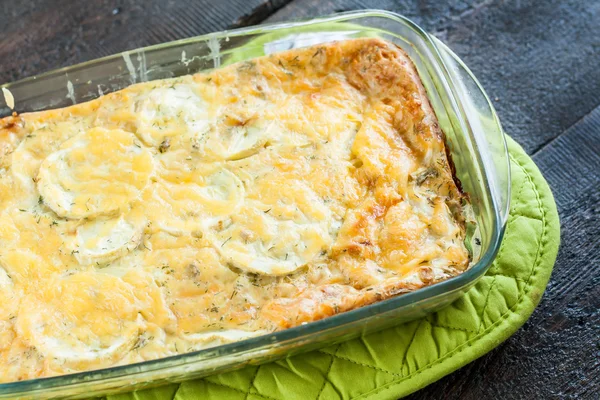 Auflauf von Zucchini-Kürbis in Glasform — Stockfoto