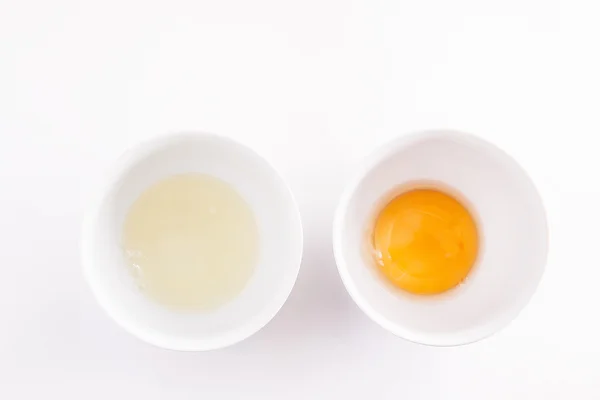 Pollo crudo blanco y yema por separado en tazón blanco aislado — Foto de Stock