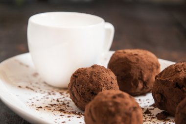 kakao fincan kahve ile plaka üzerinde domalan serpilir