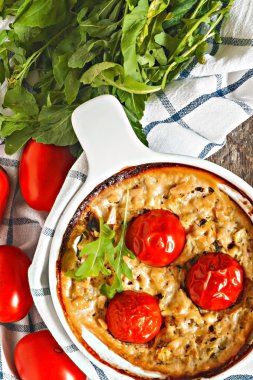 Kabak, domates ve yeşillik bir wo peçeteyi tarih ile güveç