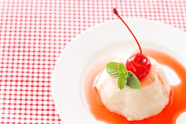 Beyaz havadar krem-Mus tatlı bir re şurubu, kiraz, nane ile