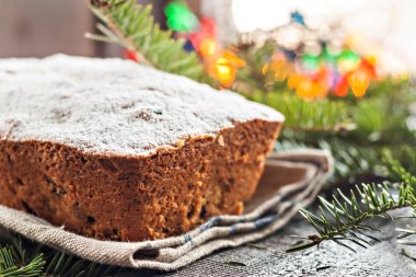 Ch ile ahşap bir masa üzerine krema ile serpilir üzümlü kek