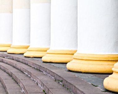 sütunlar ve perspektif içinde merdiven