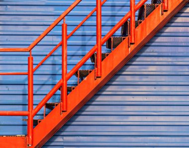 Kırmızı yangın merdiveninde mavi duvar parçası