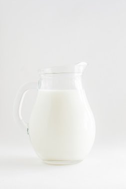 süt beyaz bir arka plan üzerinde tam şeffaf şişe