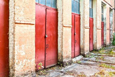 Kırmızı kapıyı üç eski demir