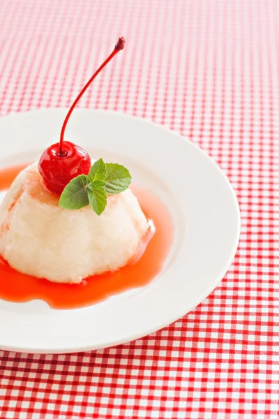 Dessert di mousse alla panna ariosa bianca con sciroppo, ciliegia, menta su una ri — Foto Stock