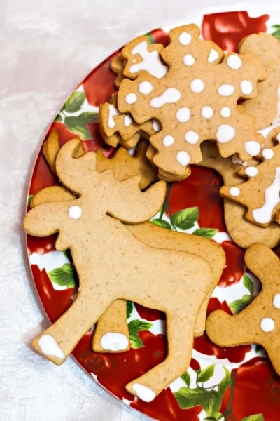 Figure ginger Christmas cookies on a red plate — Stock Photo, Image