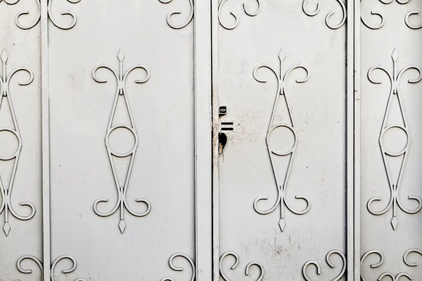 Железные ворота с орнаментами и замками — стоковое фото