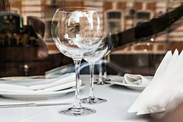 Spiegelt sich in den leeren Gläsern in einem Restaurant in Großaufnahme — Stockfoto