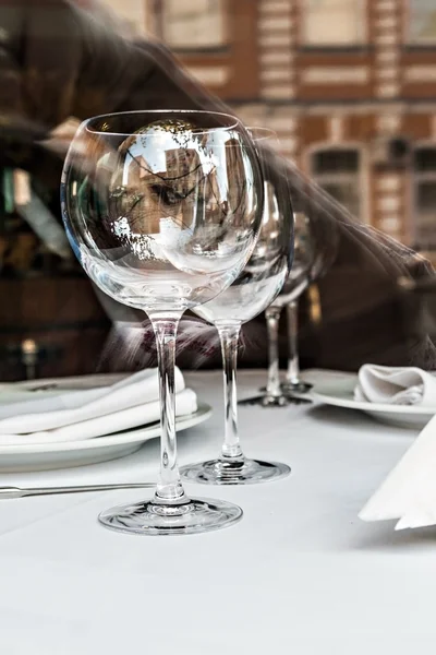 Spiegelt sich in den leeren Gläsern in einem Restaurant in Großaufnahme — Stockfoto