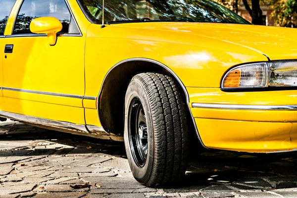 Подробности о желтом макро-колесе такси, двери — стоковое фото