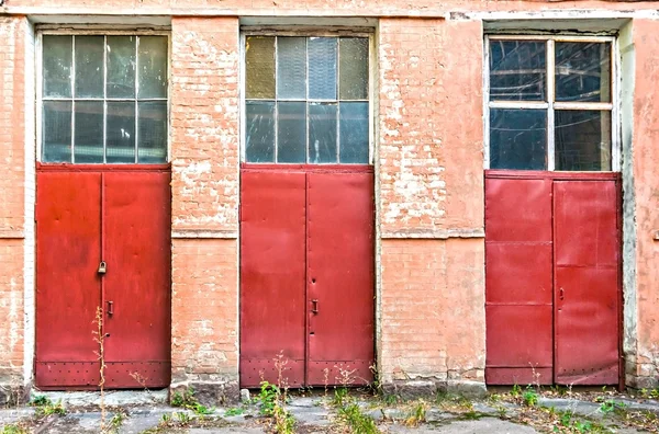 Trzy stare żelaza czerwony drzwi — Zdjęcie stockowe