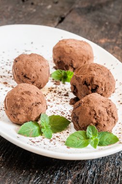 Kakao ve beyaz tabakta nane serpilir tatlı yer mantarı