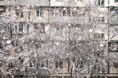 Açık windows kar yağışı ile bir bina duvar