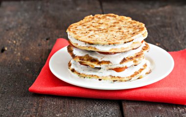 Mavi ahşap arka plan üzerinde kırmızı peçeteye kabak pasta