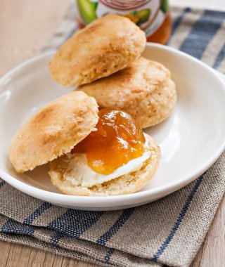 çörekler tereyağı ve reçel bir peçete ve banka reçel ile