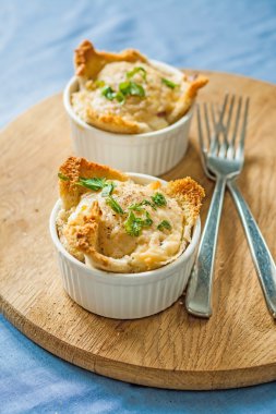 iki porsiyon bir ahşap tahta üzerinde pişmiş yumurta