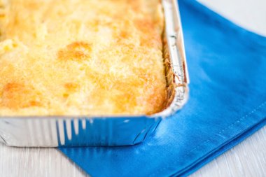 güveç içinde bir tek kullanımlık biçim-in mavi peçete folyo