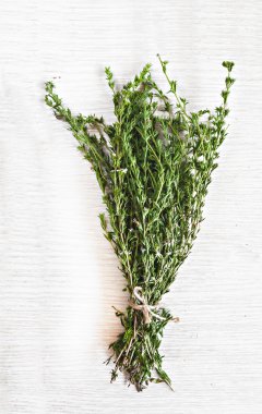 ahşap masa arka plan üzerinde demet taze kekik