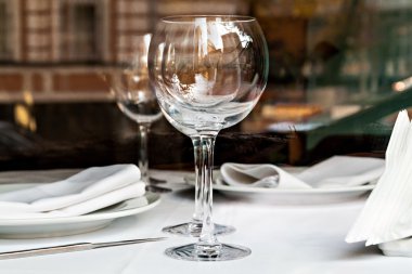 kadar yakın bir restoranda boş bardaklarda yansıyan