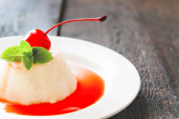 Dessert di mousse alla panna ariosa bianca con sciroppo, ciliegia, menta su buio — Foto Stock