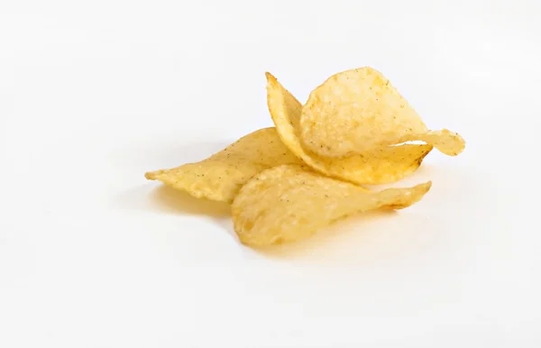 Chipsy ziemniaczane w naczyniu biały na białym tle — Zdjęcie stockowe