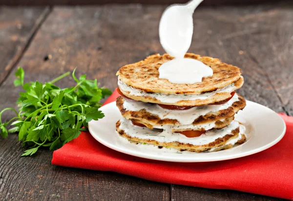 Zucchini cake to pour sauce on a red napkin — Stock Photo, Image