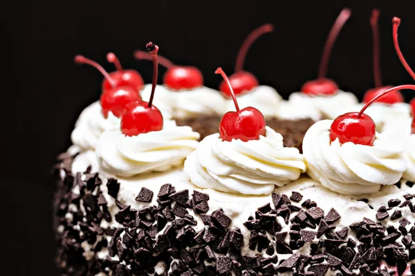 Kara Orman kek koyu arka plan üzerine