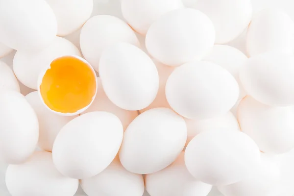 Fondo de huevos de gallina blanca y yema en la cáscara — Foto de Stock