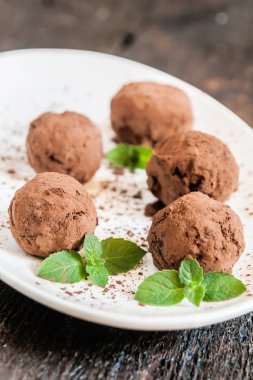 Kakao ve beyaz tabakta nane serpilir tatlı yer mantarı