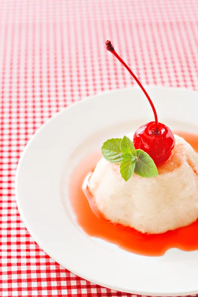 Dessert di mousse alla panna ariosa bianca con sciroppo, ciliegia, menta su una ri — Foto Stock