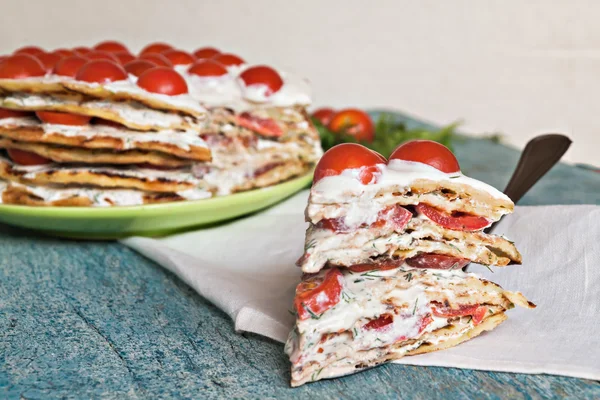 Bolo de abobrinha com tomate e salsa em uma madeira azul — Fotografia de Stock