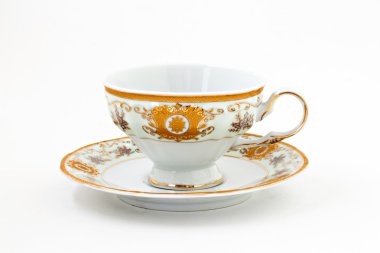 Altın dekorlu izole klasik çay seti