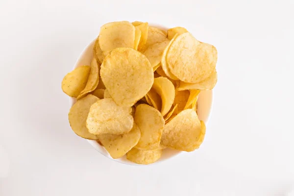 Chipsy ziemniaczane w naczyniu biały na białym tle — Zdjęcie stockowe