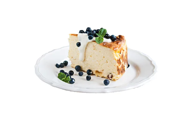 Süzme peynir pişmiş puding, ekşi krema ve yaban mersini isolat