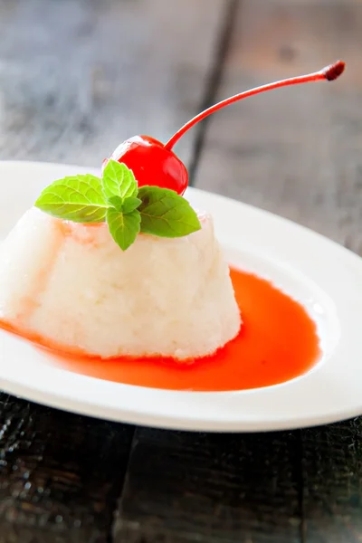 Dessert di mousse alla panna ariosa bianca con sciroppo, ciliegia, menta su buio — Foto Stock