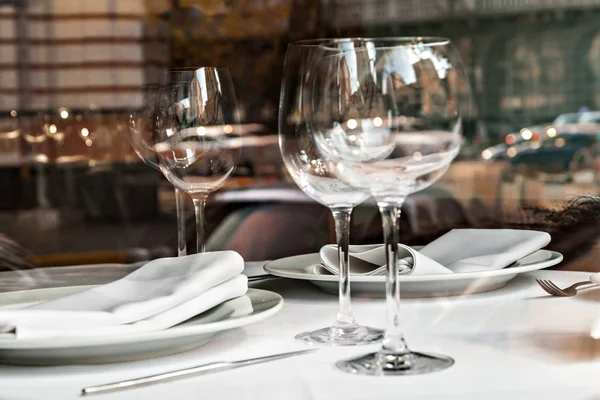 Spiegelt sich in den leeren Gläsern in einem Restaurant in Großaufnahme — Stockfoto